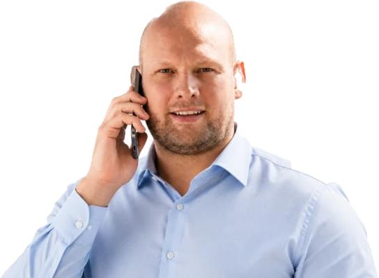 Vakman van Houthandel Jan Sok aan de telefoon