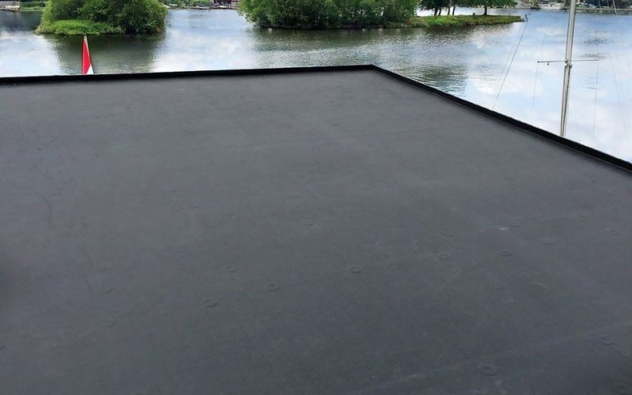 Dakbedekking op een blokhut: dakleer, shingles of EPDM