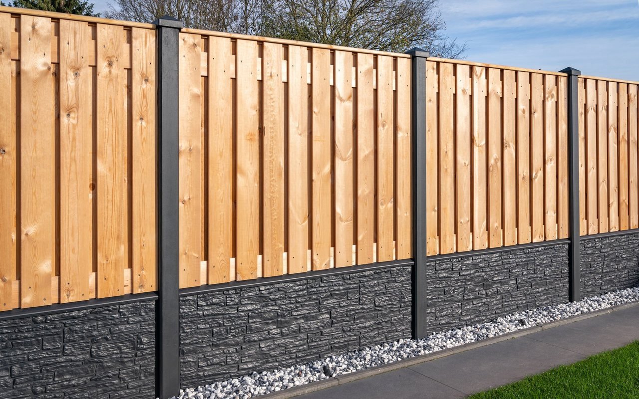 Een houten schutting of hout-beton?