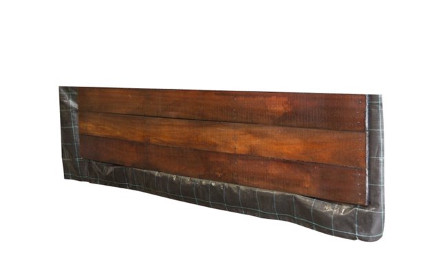 Een houten beschoeiing: planken, palen en gordingen