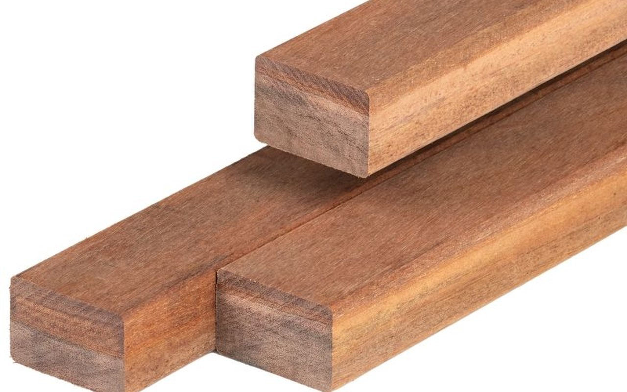 De onderconstructie van een vlonder: regels, balken en palen