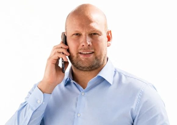 Vakman van Houthandel Jan Sok aan de telefoon