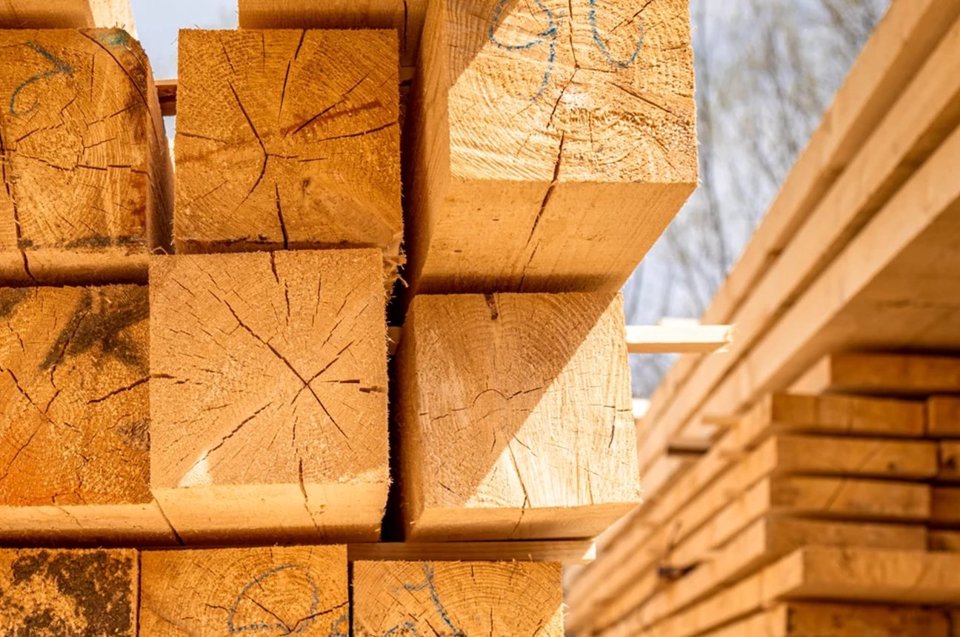 Hout op lengte gezaagd