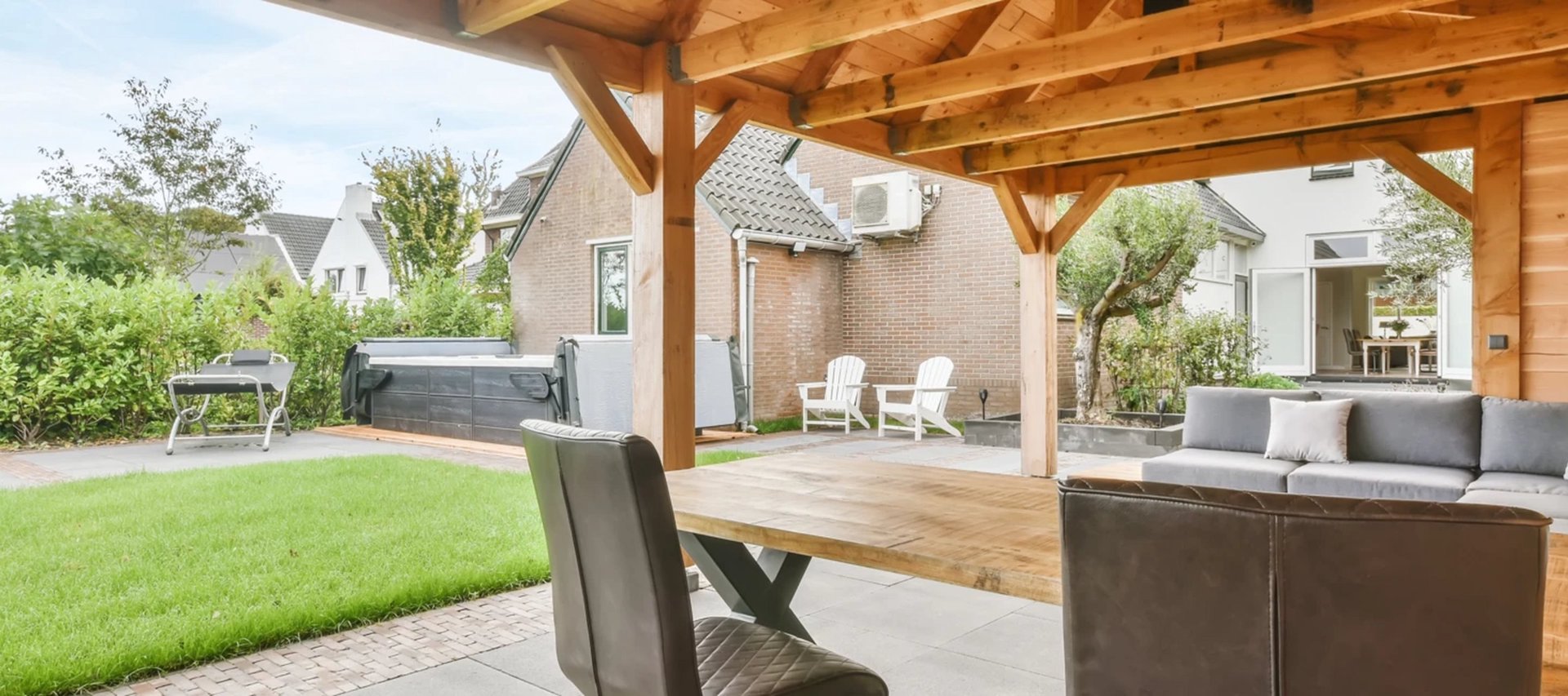 Overkapping van douglas met een lounge in de tuin