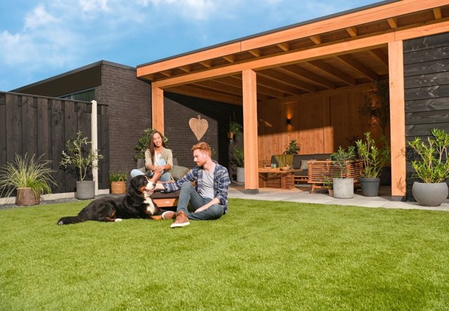 Houten overkapping tegen de woning