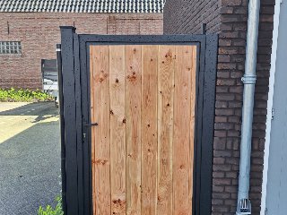 Enkele stalen poort, zwart gepoedercoat, fijnstructuur, incl. hang- en sluitwerk (t.b.v. profielen 28mm dik)