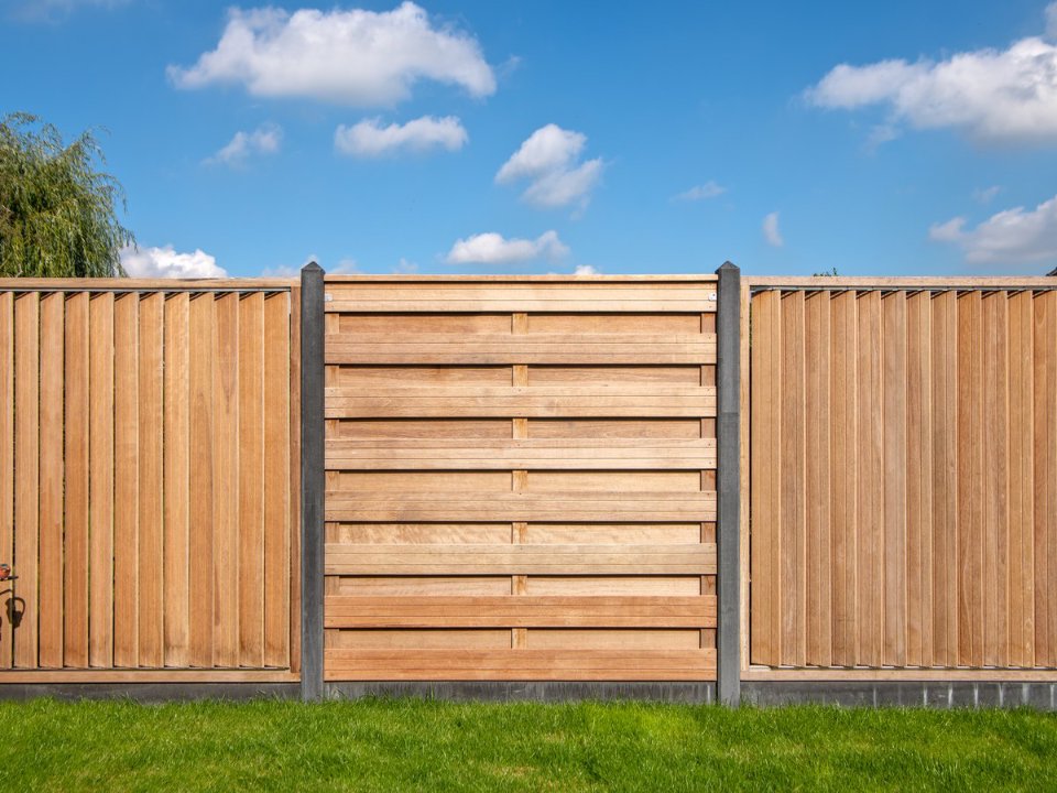 Tuinscherm Bronkhorst, keruing hardhout, RVS-geschroefd, horizontaal, 18-planks (15+3) 180 × 180 cm