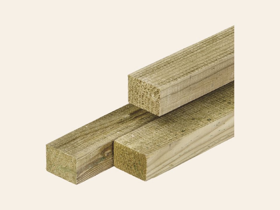 Grenen regel 4,4 × 6,8 × 240 cm, vers, groen geïmpregneerd, geschaafd, 4 ronde hoeken