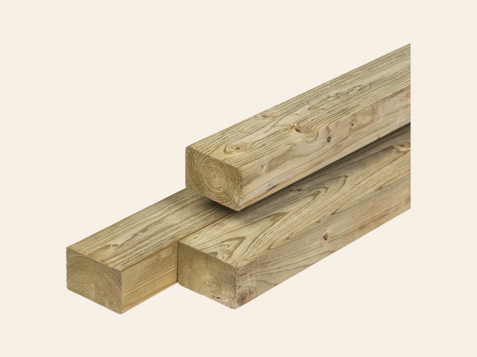 NE vuren regel 4,5 × 7,0 × 540 cm, vers, groen geïmpregneerd, geschaafd, 4 ronde hoeken
