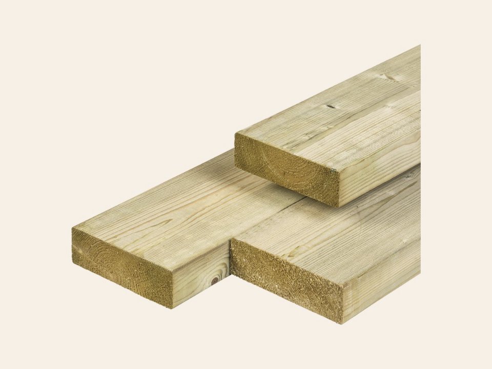 NE vuren ligger 4,5 × 14,5 × 390 cm, gedroogd, groen geïmpregneerd, geschaafd, 4 ronde hoeken