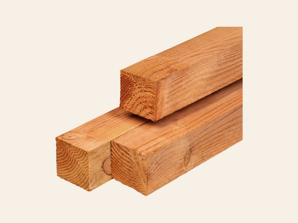 Douglas paal 9,0 × 9,0 × 300 cm, vers, fijnbezaagd, scherpkantig