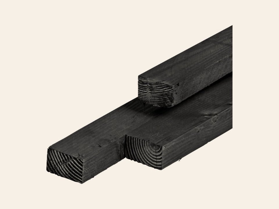 Douglas regel 4,5 × 7,5 × 300 cm, vers, zwart geïmpregneerd, fijnbezaagd, scherpkantig