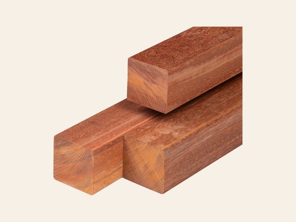 Angelim vermelho hardhout paal 8,5 × 8,5 × 400 cm, geschaafd, 4 ronde hoeken, ongepunt