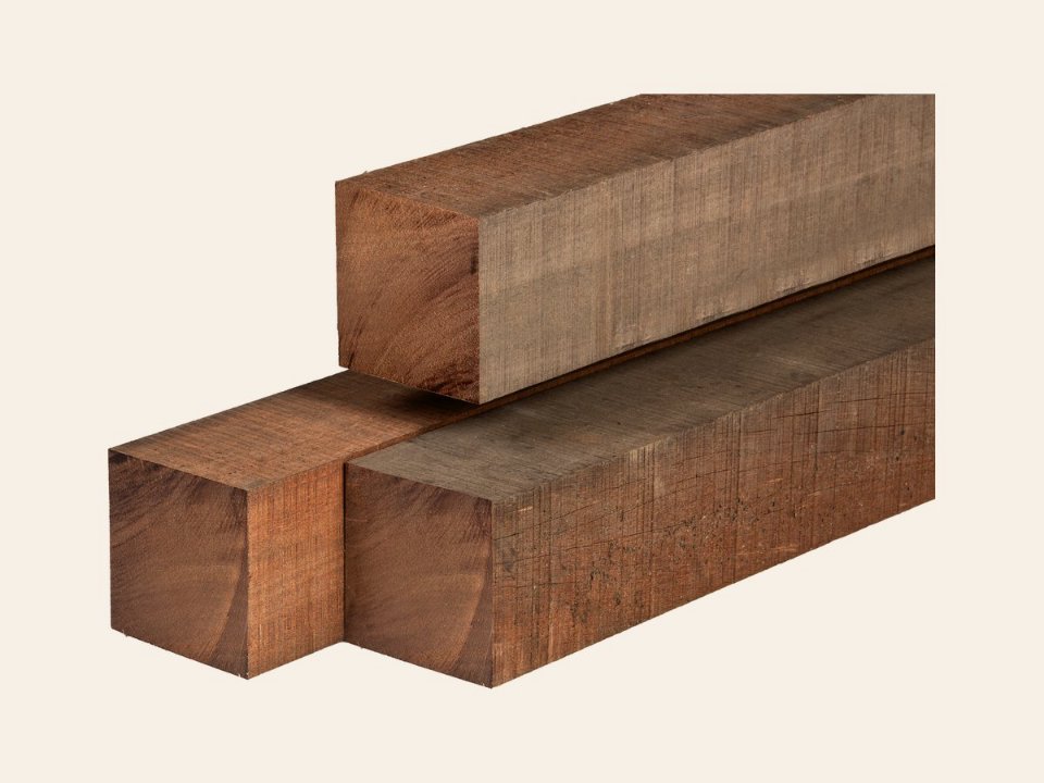 Azobé hardhout paal 10,0 × 10,0 × 450 cm fijnbezaagd, ongepunt