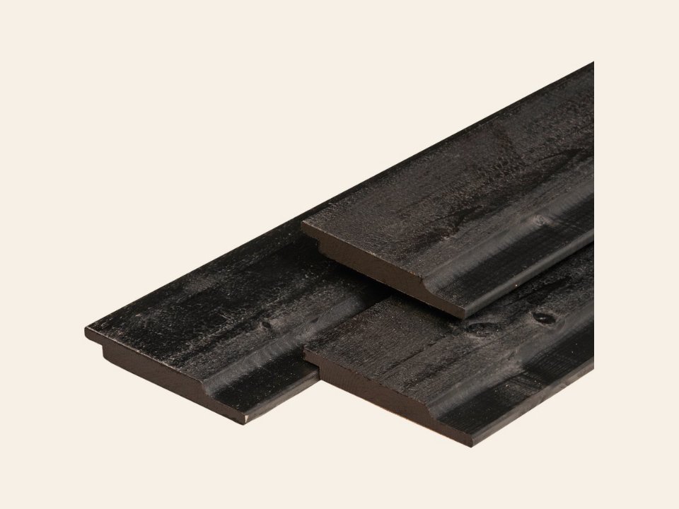 NE vuren halfhouts rabat 1,9 × 14,5 × 420 cm, gedroogd, zwart gespoten, geschaafd