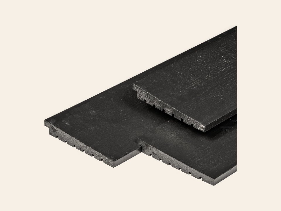 NE vuren zweeds rabat excellent 1,4/2,8 × 19,5 × 300 cm, gedroogd, zwart gespoten, 3 zijden geschaafd, 1 zijde fijnbezaagd, scherpkantig, 1 zijde 6 vierkante groeven