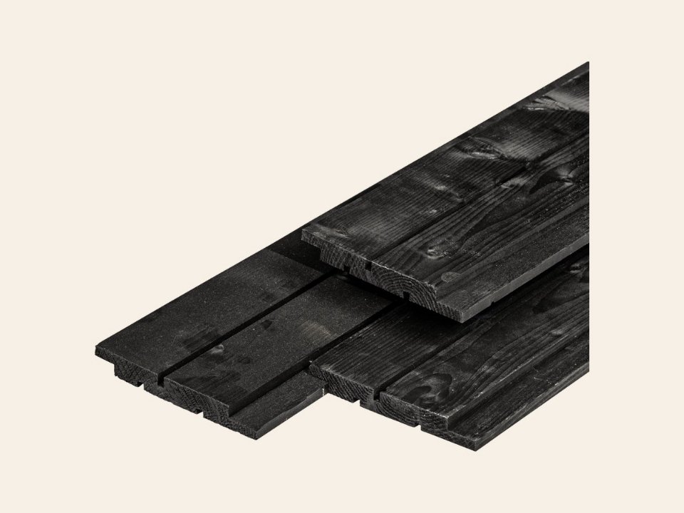 NE vuren channelsiding 1,8 × 14,5 × 420 cm, gedroogd, zwart gespoten, geschaafd, 1 zijde 1 groef, 1 zijde 2 groeven