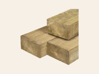 Grenen biels 12,0 × 22,0 × 260 cm, groen geïmpregneerd, fijnbezaagd, scherpkantig, A/B klasse 3