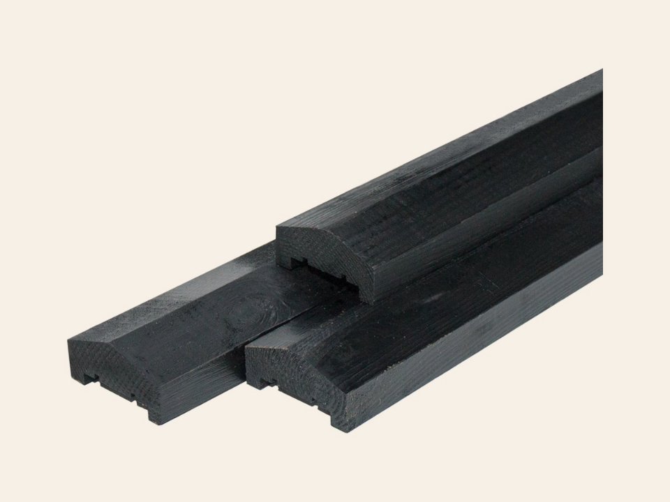 Midden-Europees vuren afdeklat piramide geïmpregneerd en zwart gespoten, (3-planks tussenruimte) 3,5 × 8,5 × 180 cm