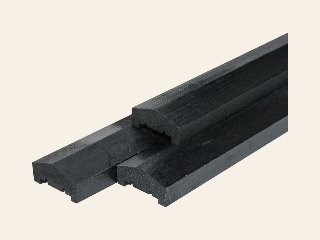 Vuren afdeklat piramide geïmpregneerd en zwart gespoten, (3-planks tussenruimte) 3,5 × 8,5 × 180 cm