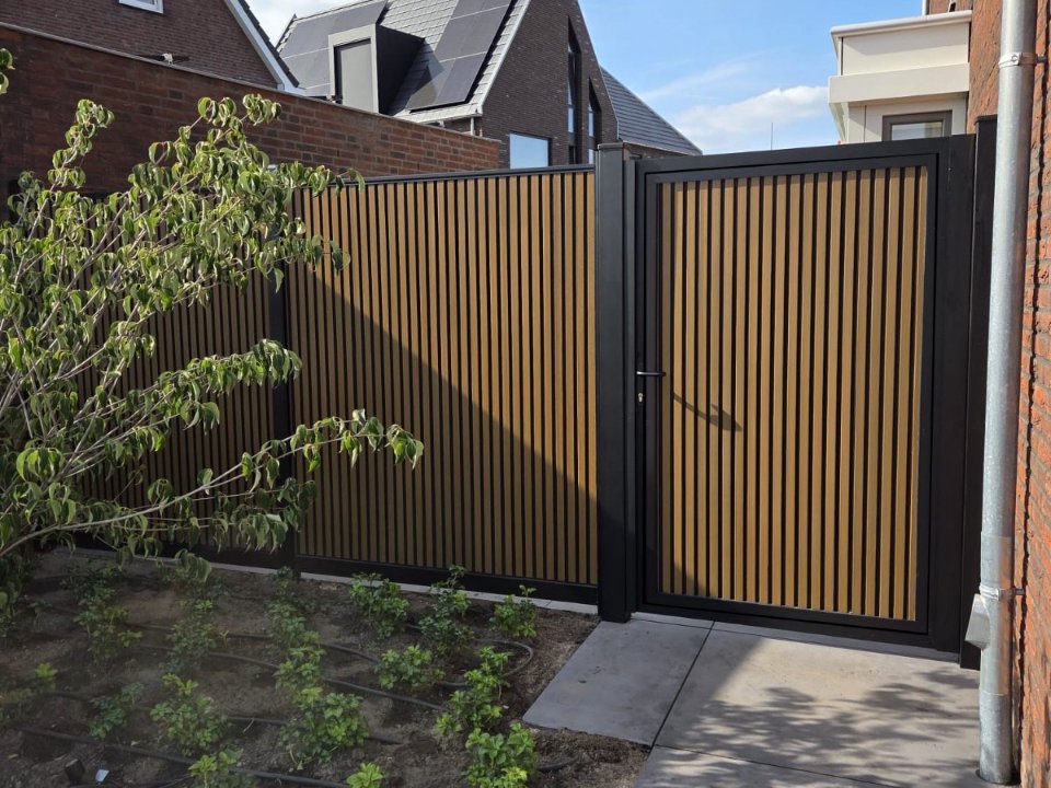 Enkele stalen poort, zwart gepoedercoat, incl. hang- en sluitwerk
